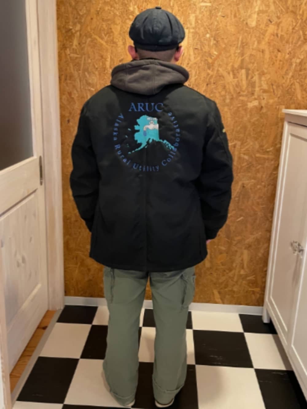 ブラック系のカバーオール、ブラック系のパーカー、ブルー系のシャツ/ブラウスを着用したメンズの冬コーディネートの2枚目の写真