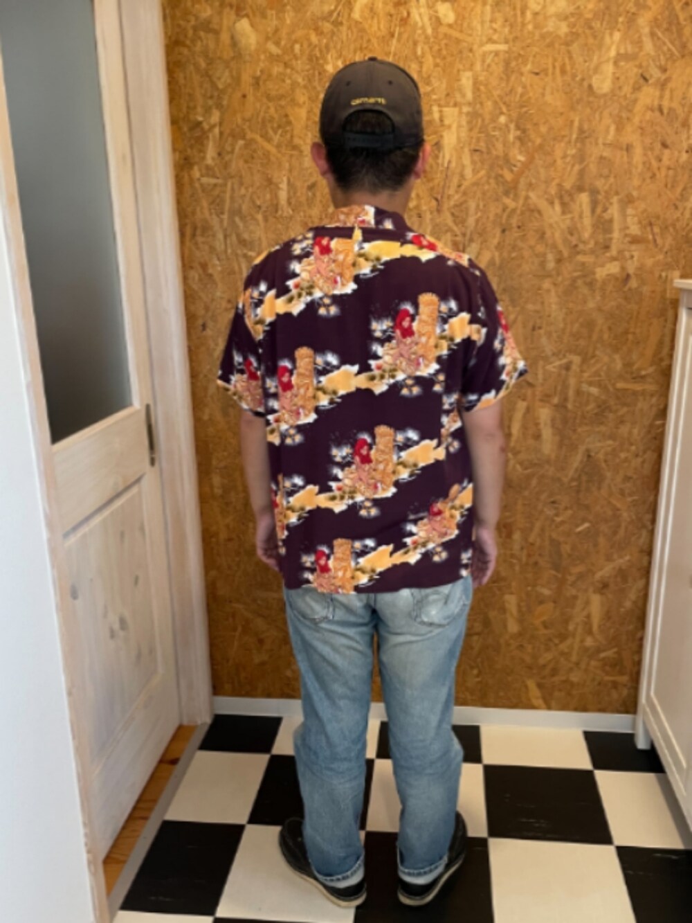 ブラック系のシャツ/ブラウス、ホワイト系のTシャツ/カットソー、ブルー系のデニムパンツを着用したメンズの夏コーディネートの2枚目の写真