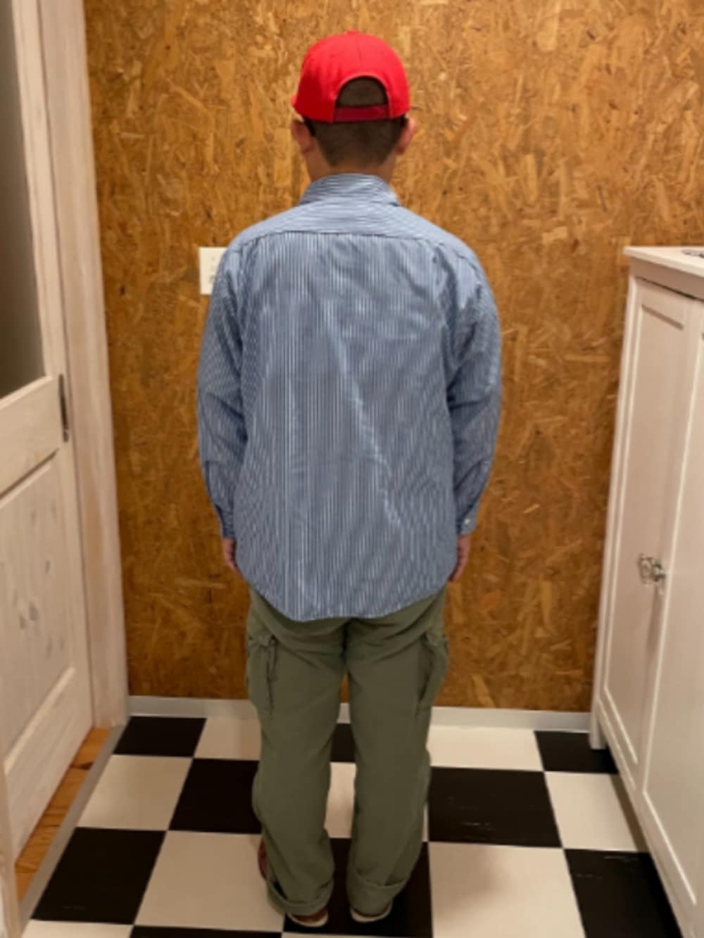 ブルー系のシャツ/ブラウス、グリーン系のカーゴパンツ、レッド系のブーツを着用したメンズの秋コーディネートの2枚目の写真