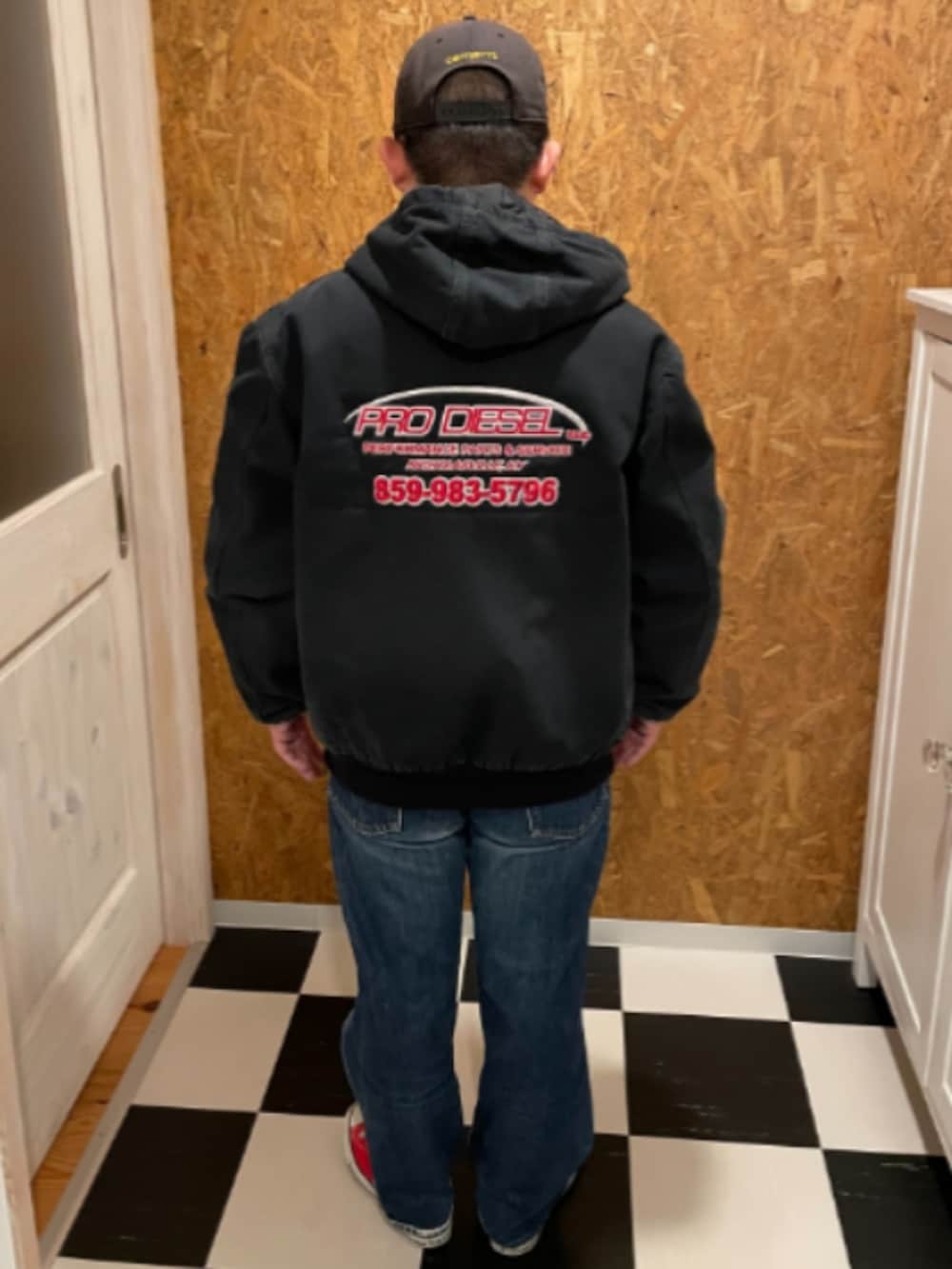 ブラック系のジャケット/アウター、レッド系のシャツ/ブラウス、ホワイト系のTシャツ/カットソーを着用したメンズの冬コーディネートの2枚目の写真