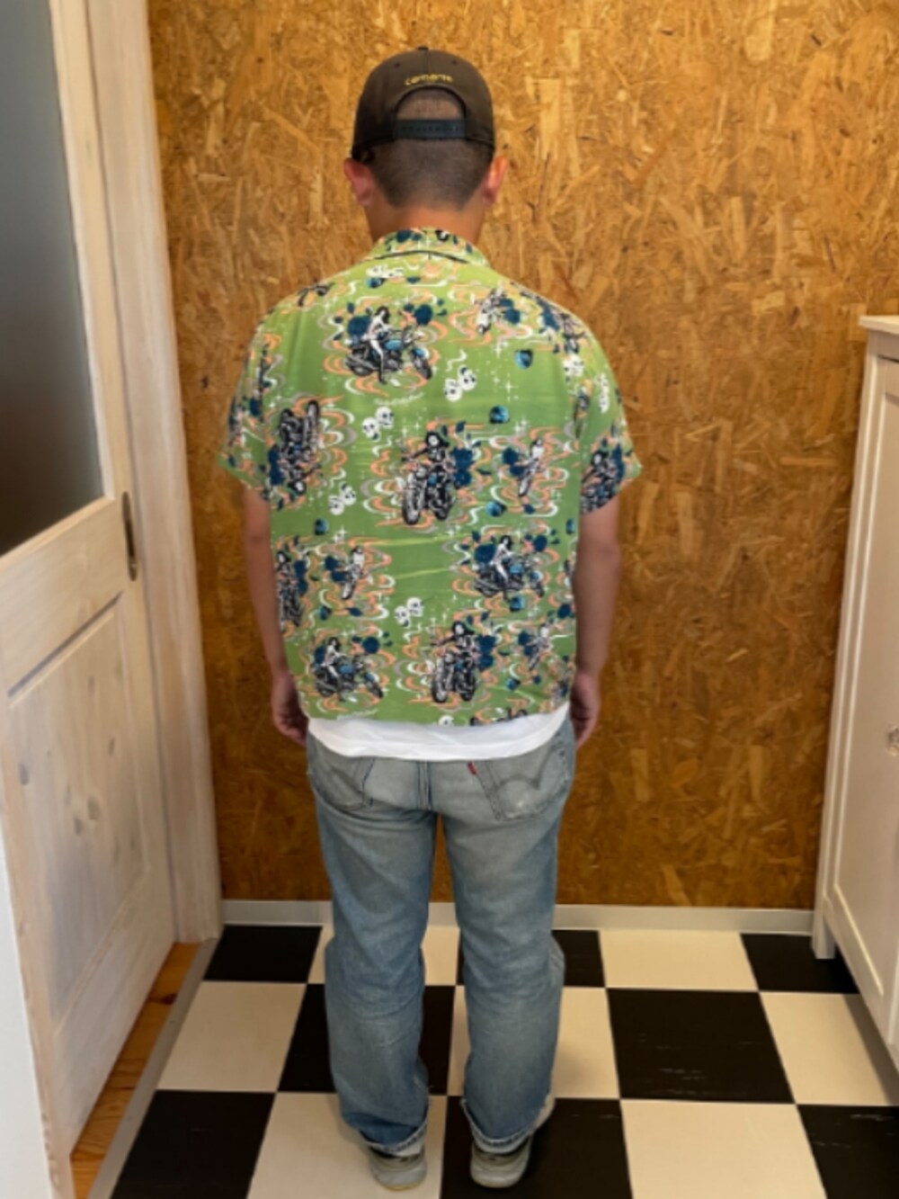 ホワイト系のTシャツ/カットソー、グリーン系のシャツ/ブラウス、ブルー系のデニムパンツを着用したメンズの秋コーディネートの2枚目の写真