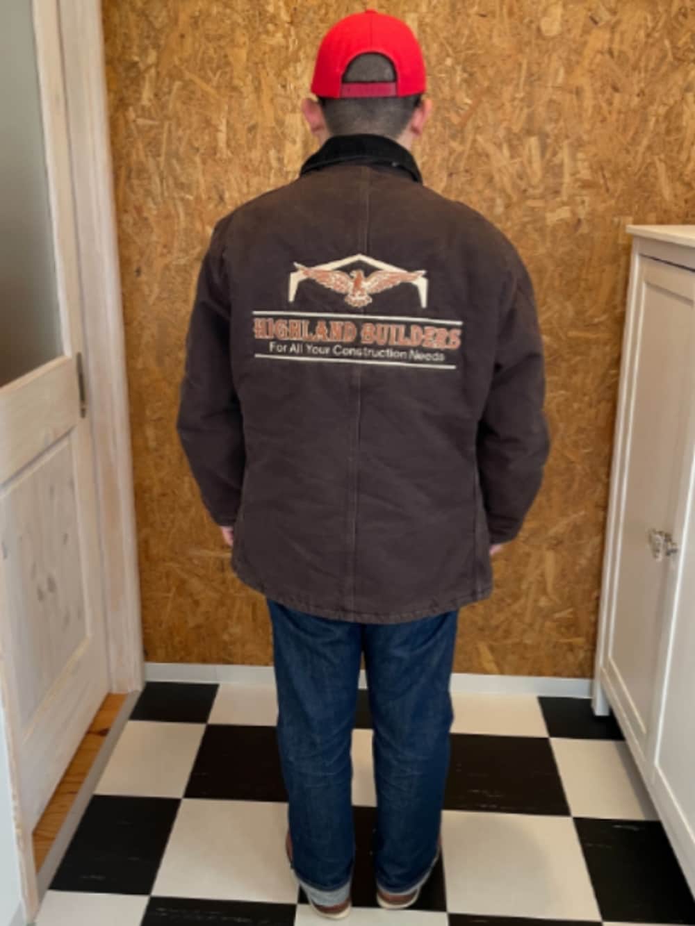 ブラウン系のカバーオール、ブラウン系のシャツ/ブラウス、ブルー系のデニムパンツを着用したメンズの冬コーディネートの2枚目の写真