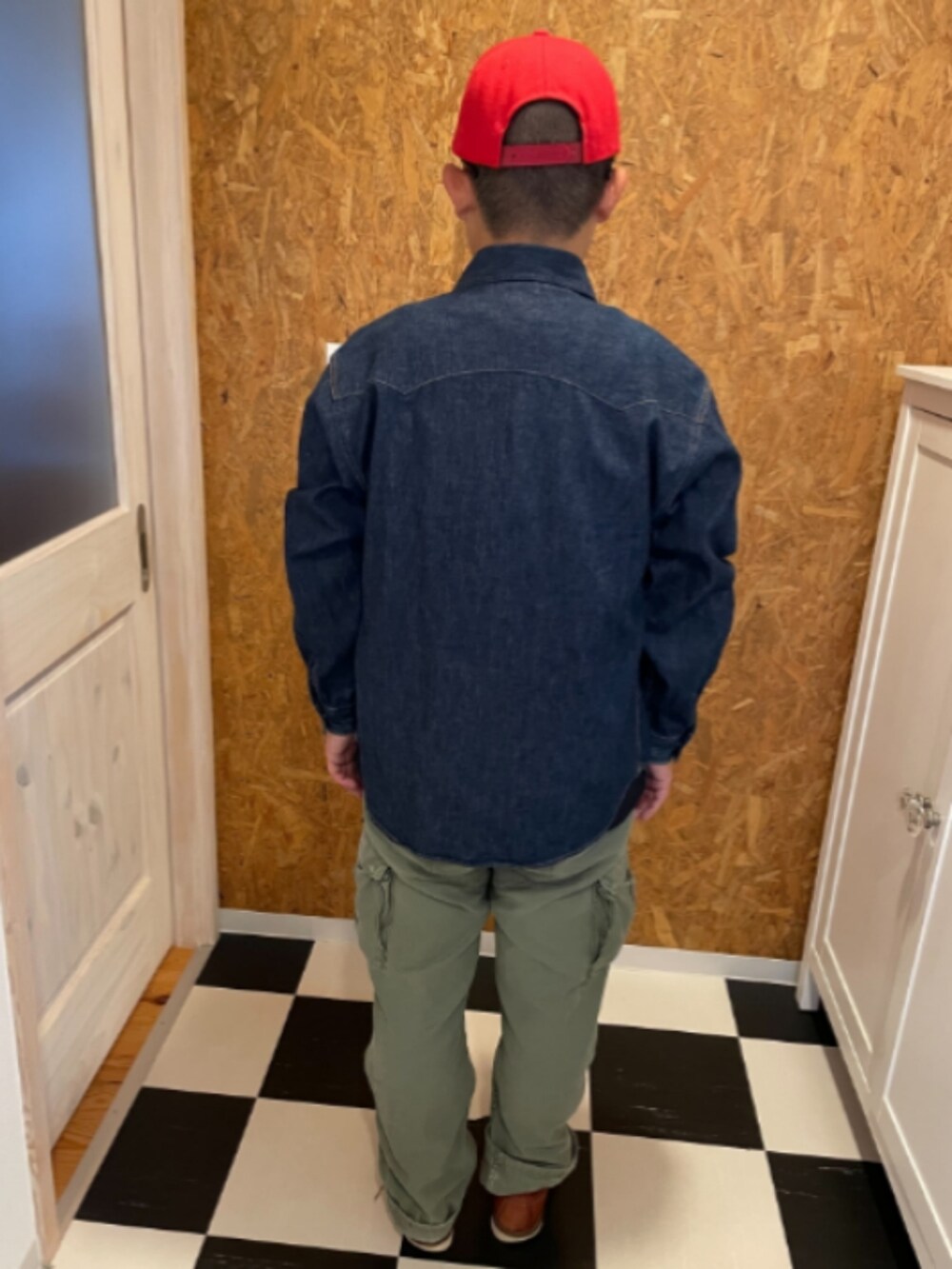 ブルー系のシャツ/ブラウス、ブラック系のTシャツ/カットソー、グリーン系のカーゴパンツを着用したメンズの秋コーディネートの2枚目の写真