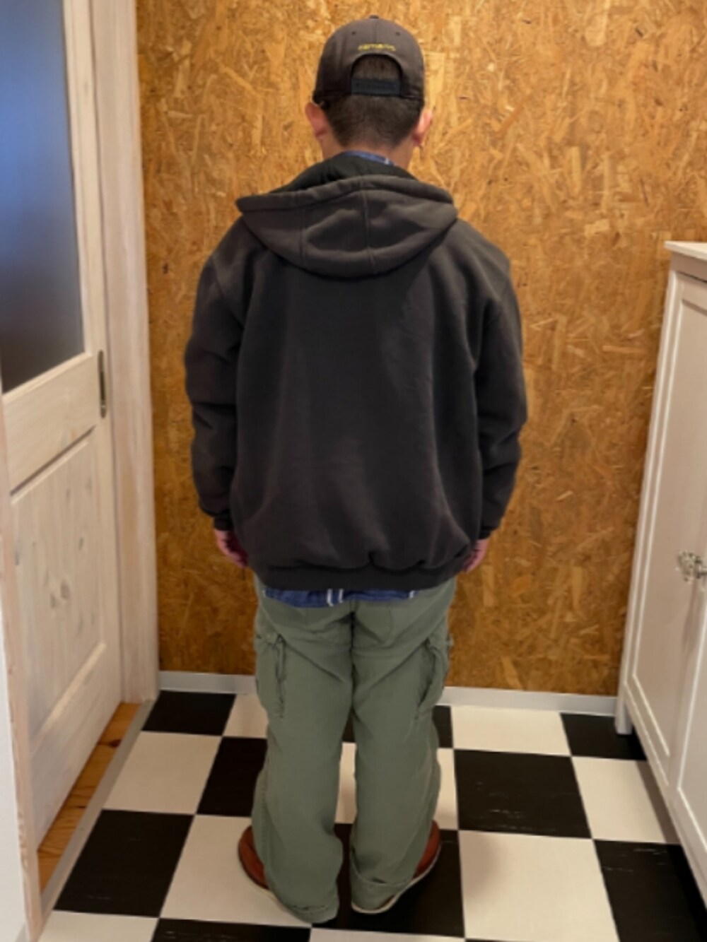 ブラック系のパーカー、ブルー系のシャツ/ブラウス、グリーン系のカーゴパンツを着用したメンズの秋コーディネートの2枚目の写真