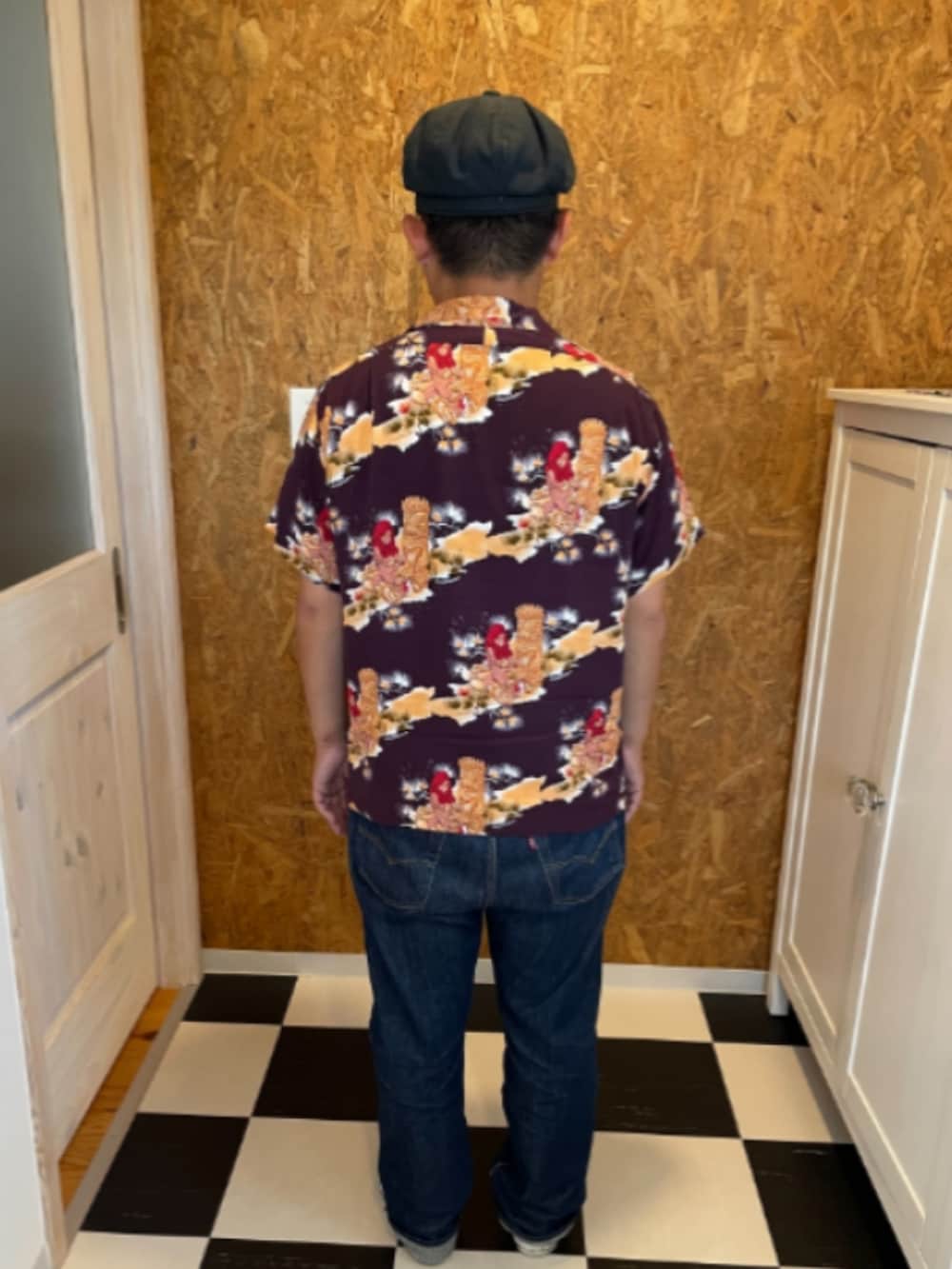 ホワイト系のTシャツ/カットソー、ブラック系のシャツ/ブラウス、ブルー系のデニムパンツを着用したメンズの秋コーディネートの2枚目の写真