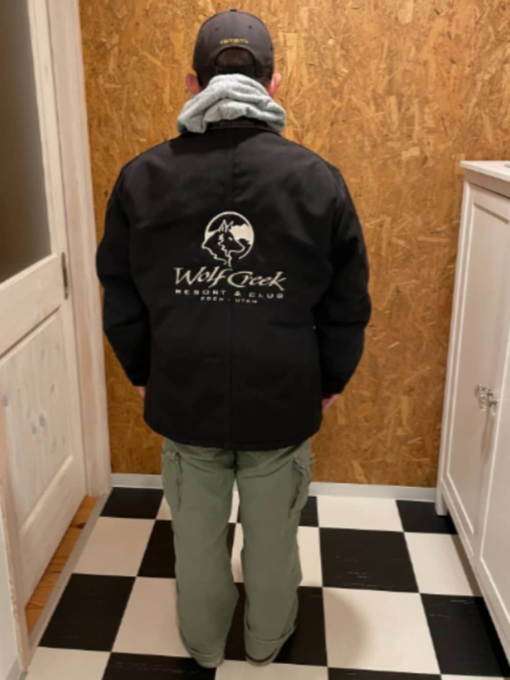 ブラック系のカバーオール、ブルー系のシャツ/ブラウス、グレー系のパーカーを着用したメンズの冬コーディネートの2枚目の写真