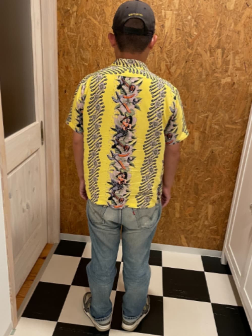 イエロー系のシャツ/ブラウス、ピンク系のTシャツ/カットソー、ブルー系のデニムパンツを着用したメンズの秋コーディネートの2枚目の写真