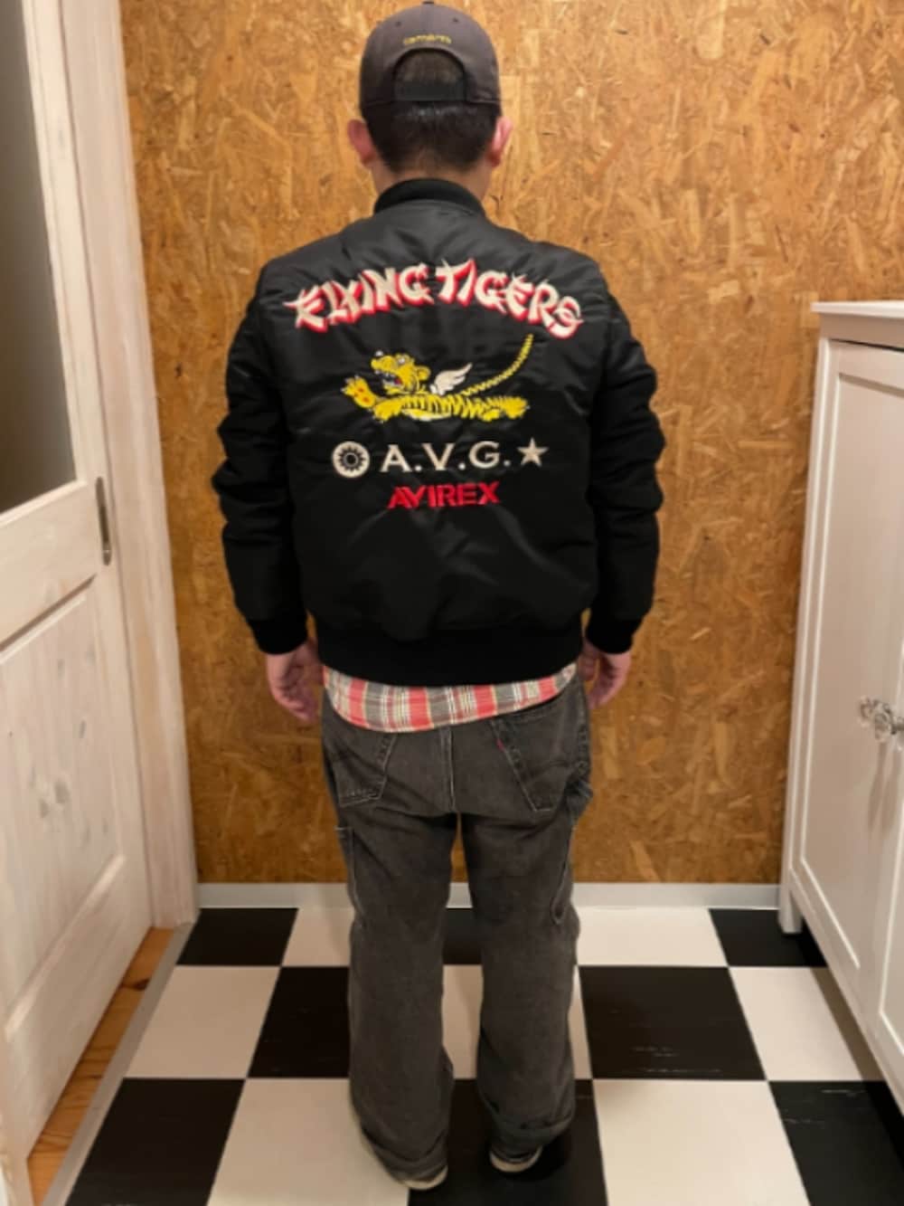 ピンク系のシャツ/ブラウス、ブラック系のMA-1、ブラック系のデニムパンツを着用したメンズの冬コーディネートの2枚目の写真