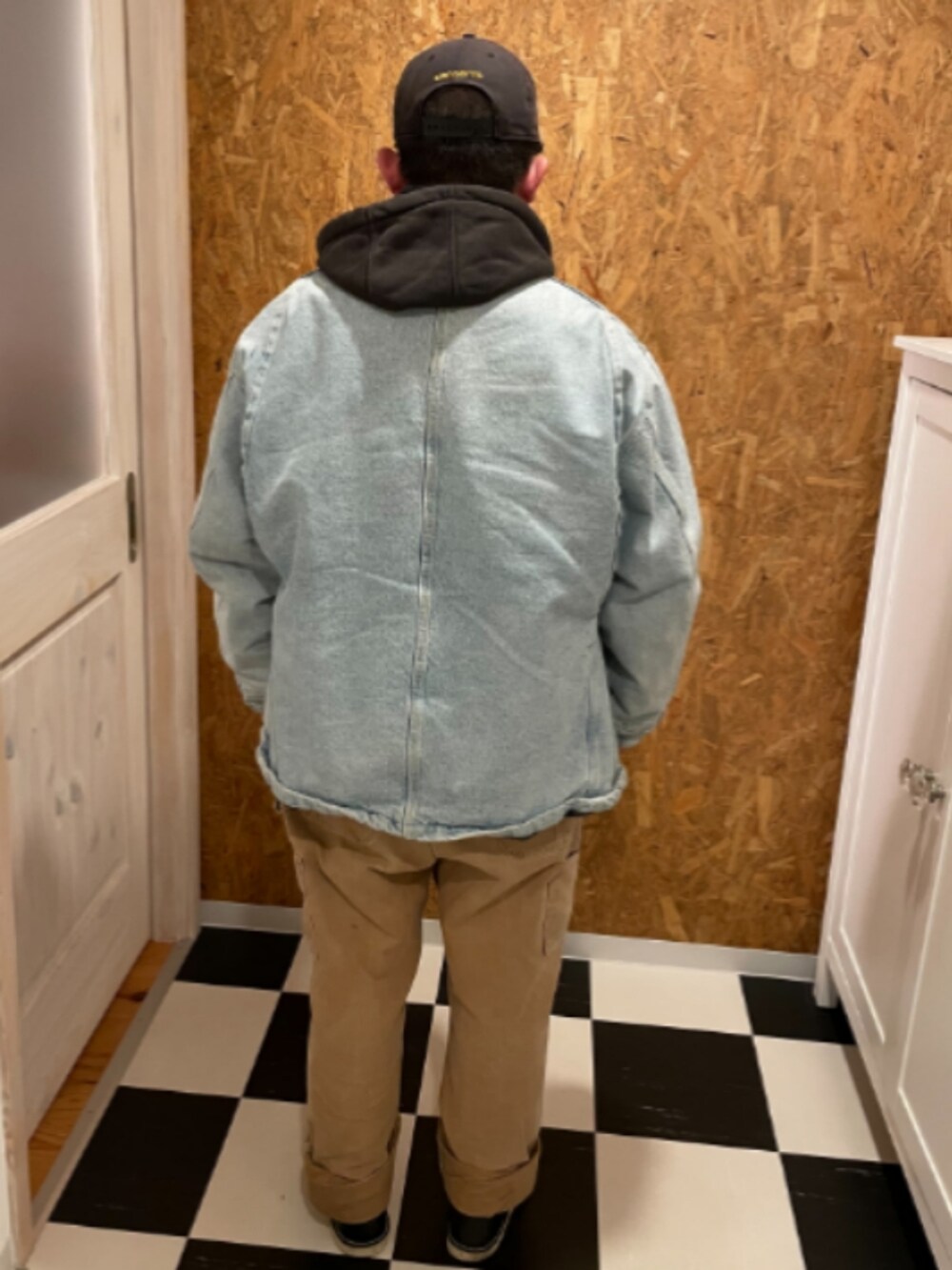 ブルー系のカバーオール、ブラック系のパーカー、ブラウン系のシャツ/ブラウスを着用したメンズの冬コーディネートの2枚目の写真