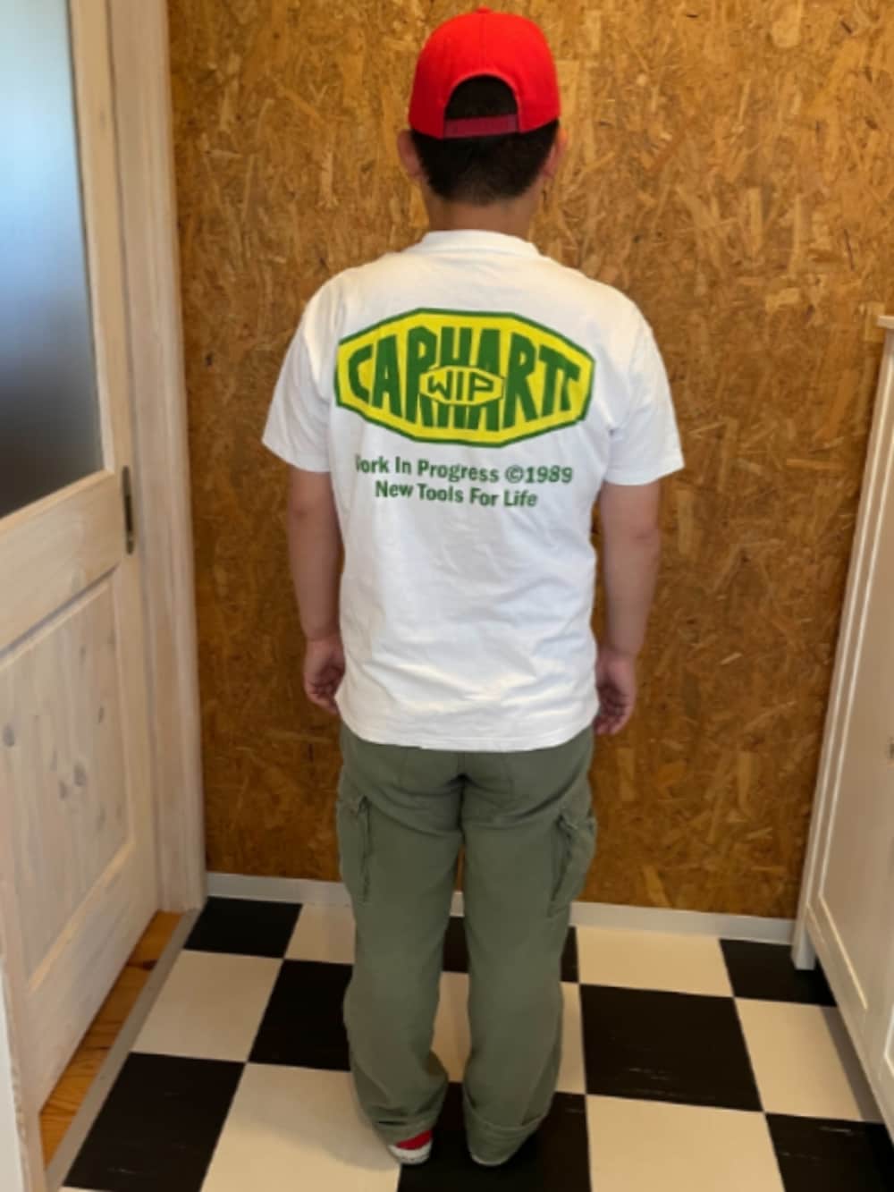 ホワイト系のTシャツ/カットソー、グリーン系のカーゴパンツ、レッド系のスニーカーを着用したメンズの春コーディネートの2枚目の写真