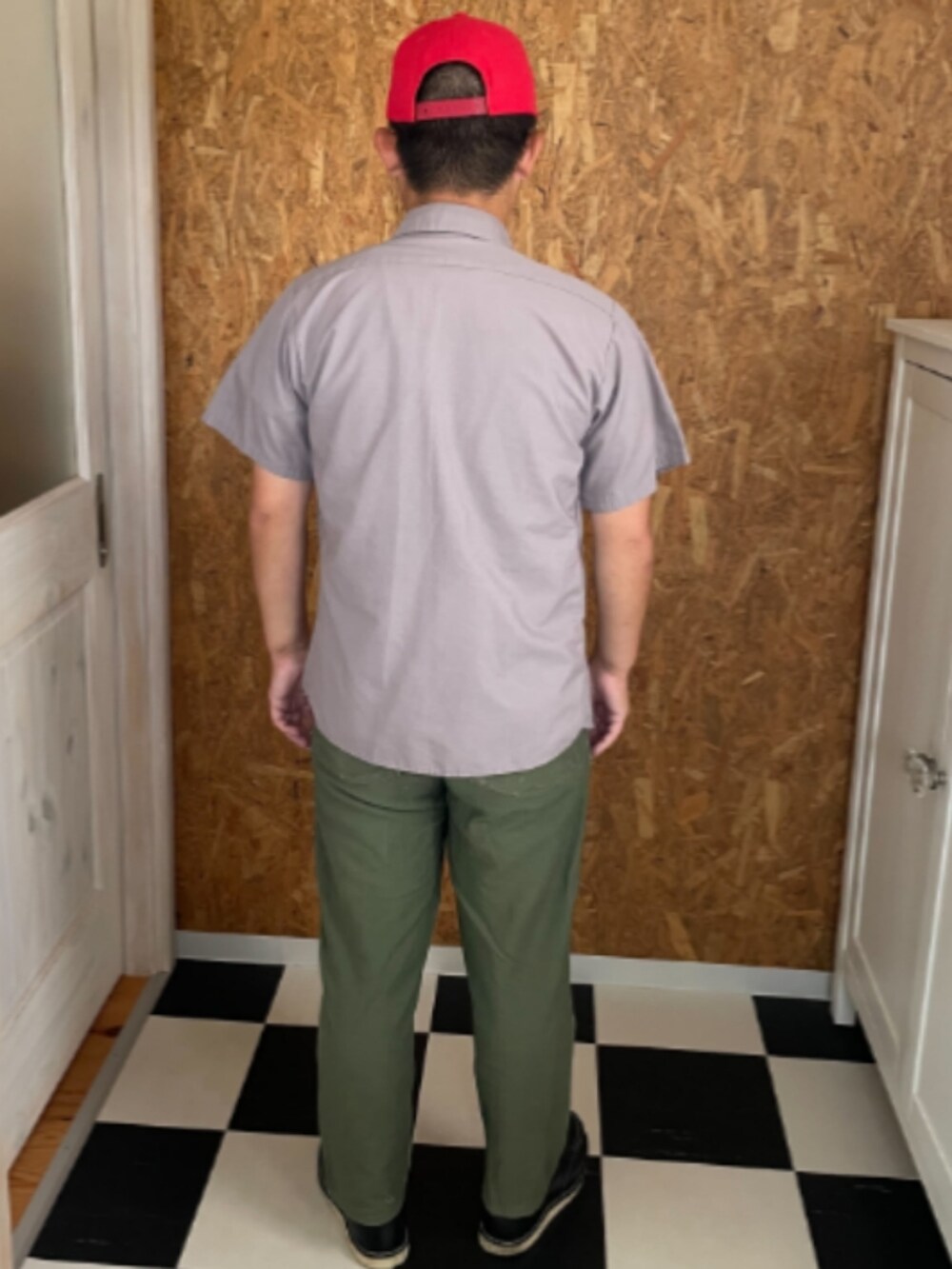 グレー系のシャツ/ブラウス、ホワイト系のTシャツ/カットソー、グリーン系のパンツを着用したメンズの秋コーディネートの2枚目の写真