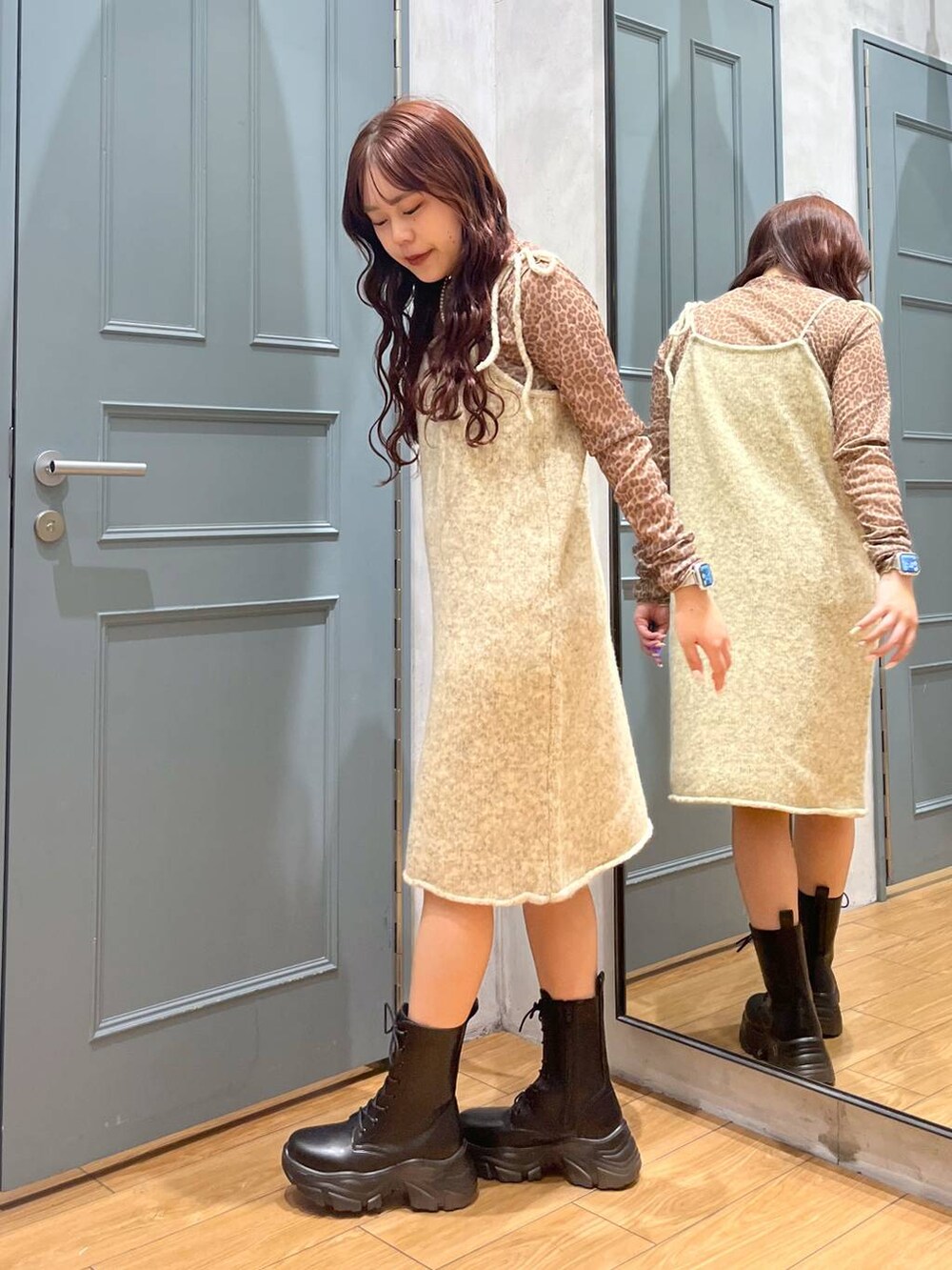 「カジュアルコーデ、低身長、個性派、差し色コーデ、フェミニン、カジュアル、LOWRYS FARM、ロングヘア、ヘアアレンジ、スタッフヘア」｜「LOWRYS FARMのメランジカーディガンキャミ２Ｐワンピース　152617（ワンピース、ホワイト系）」を使った、cotomiさん（レディース・153cm）の秋コーディネートの3枚目の写真