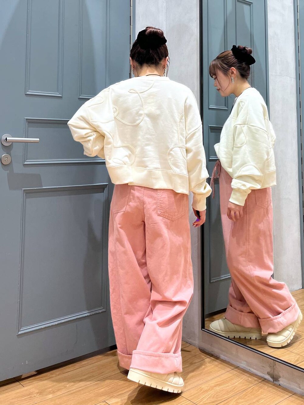 「LOWRYS FARM、ロングヘア、ヘアアレンジ、スタッフヘア、カジュアルコーデ、低身長、個性派、差し色コーデ、フェミニン、カジュアル」｜「LOWRYS FARMのコーデュロイワイドパンツ　252736（その他パンツ、ピンク系）」を使った、cotomiさん（レディース・153cm）の冬コーディネートの3枚目の写真