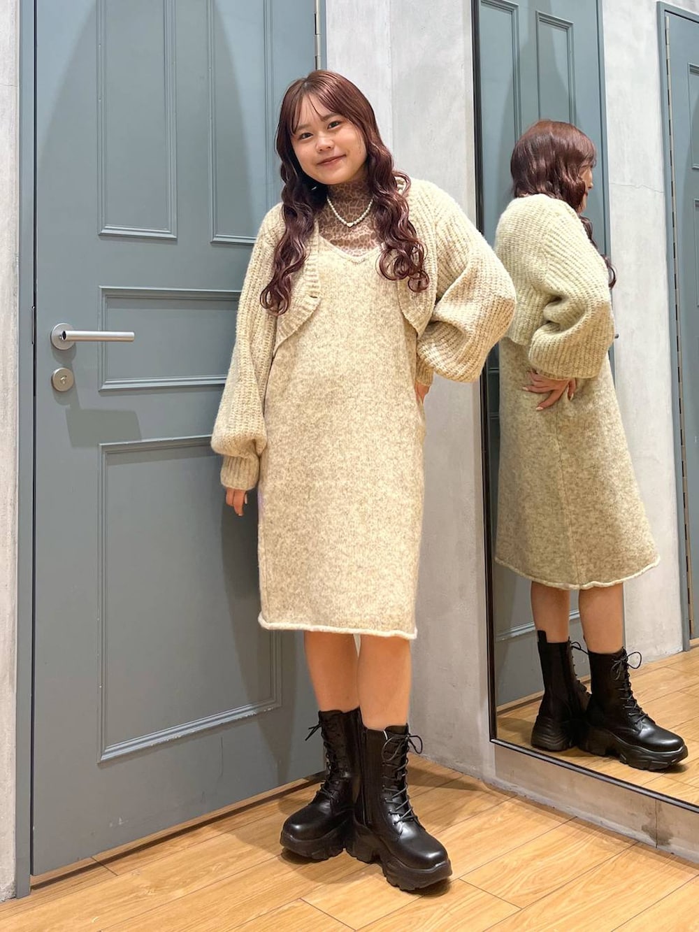 「カジュアルコーデ、低身長、個性派、差し色コーデ、フェミニン、カジュアル、LOWRYS FARM、ロングヘア、ヘアアレンジ、スタッフヘア」｜「LOWRYS FARMのメランジカーディガンキャミ２Ｐワンピース　152617（ワンピース、ホワイト系）」を使った、cotomiさん（レディース・153cm）の秋コーディネートの2枚目の写真