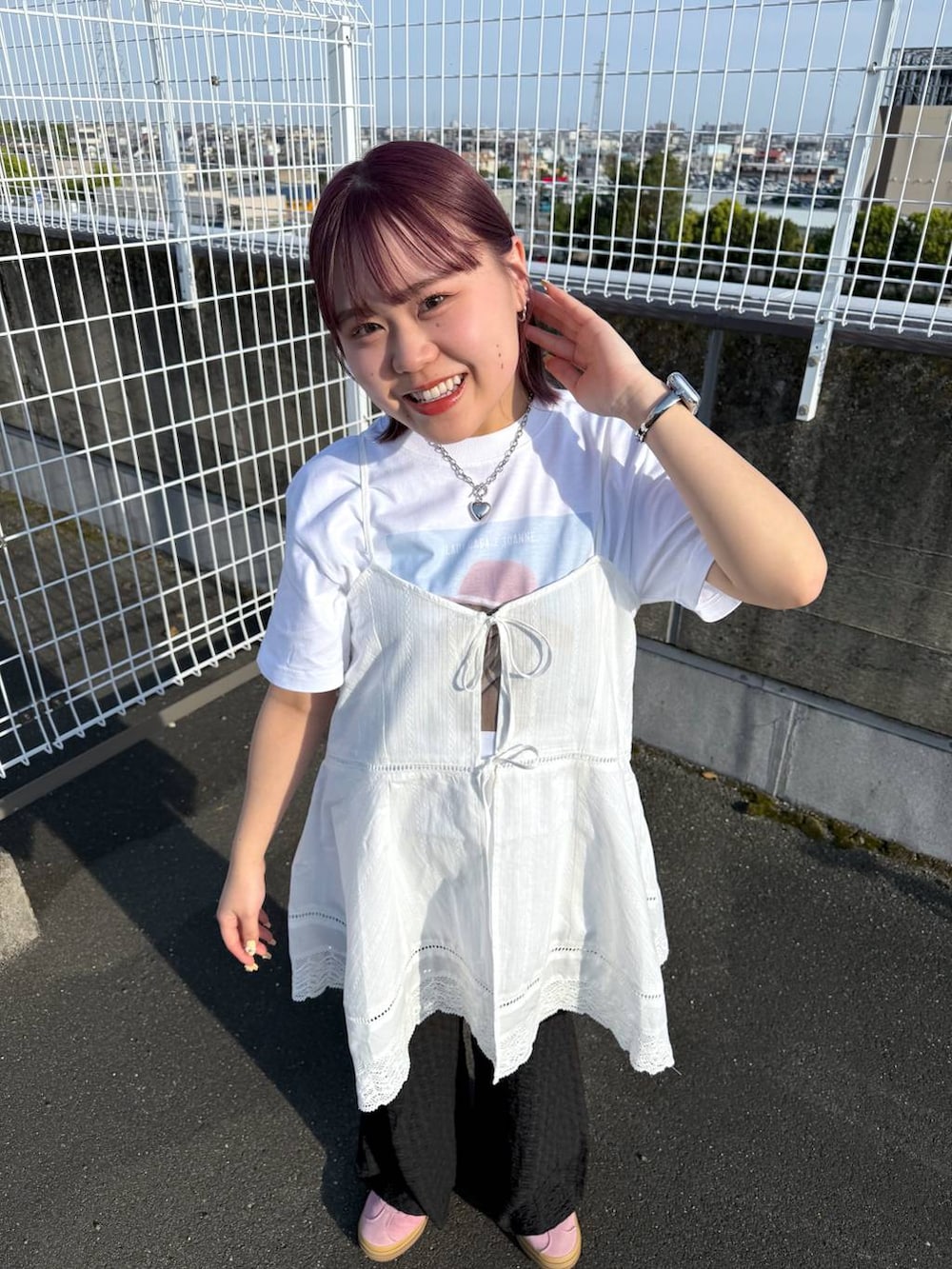 ホワイト系のTシャツ/カットソー、その他のその他パンツ、ホワイト系のワンピースを着用したレディースの春コーディネートの3枚目の写真