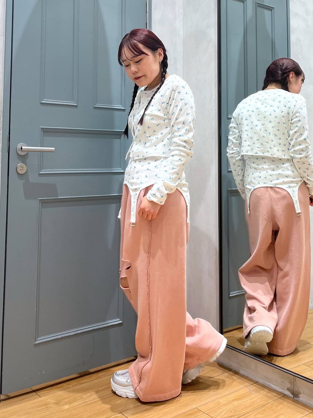 その他のTシャツ/カットソー、シルバー系のスニーカー、ピンク系のスウェットパンツを着用したレディースの冬コーディネートの2枚目の写真