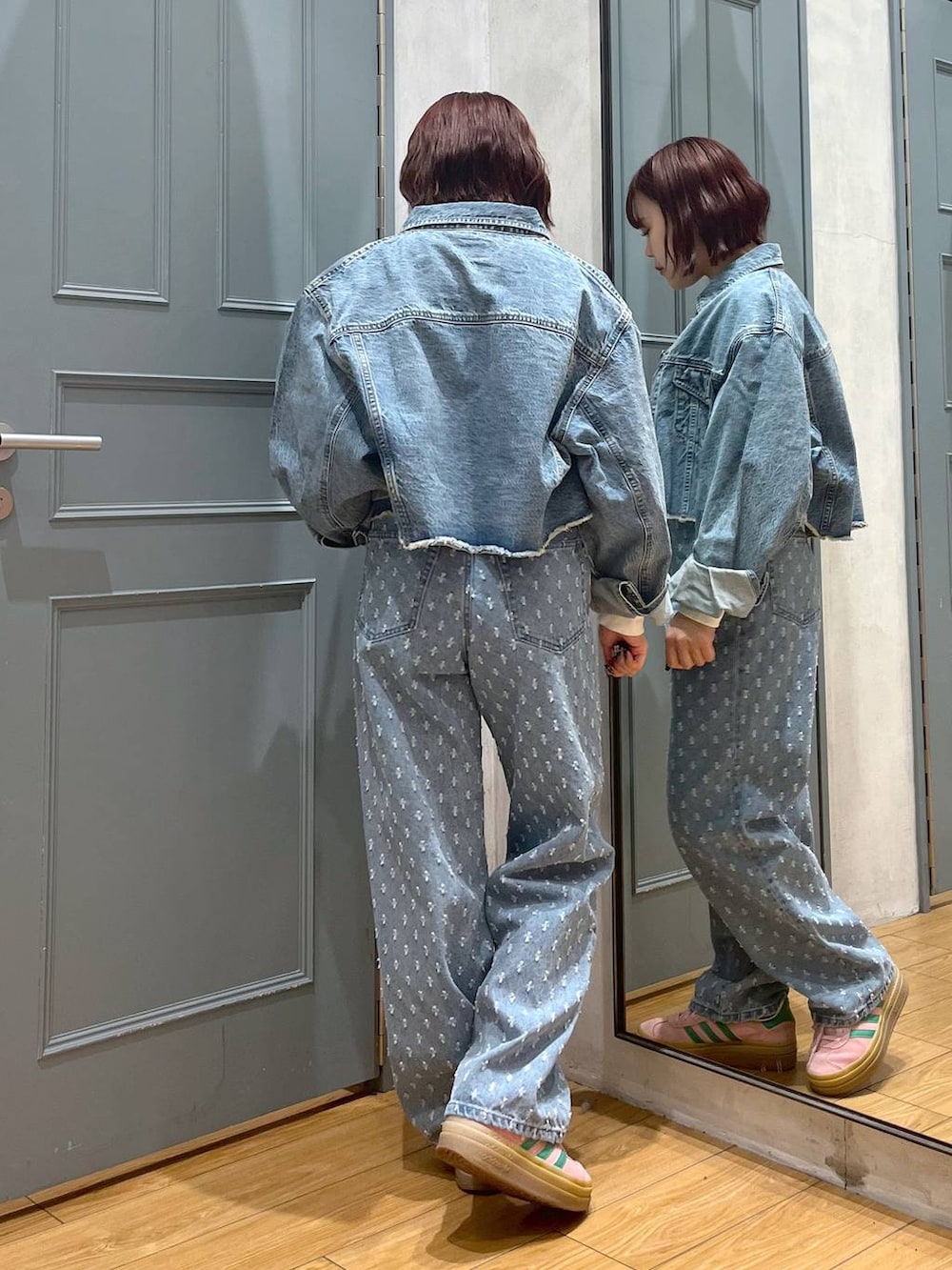 ブルー系のデニムジャケット、ブルー系のデニムパンツ、ホワイト系のTシャツ/カットソーを着用したレディースの冬コーディネートの3枚目の写真