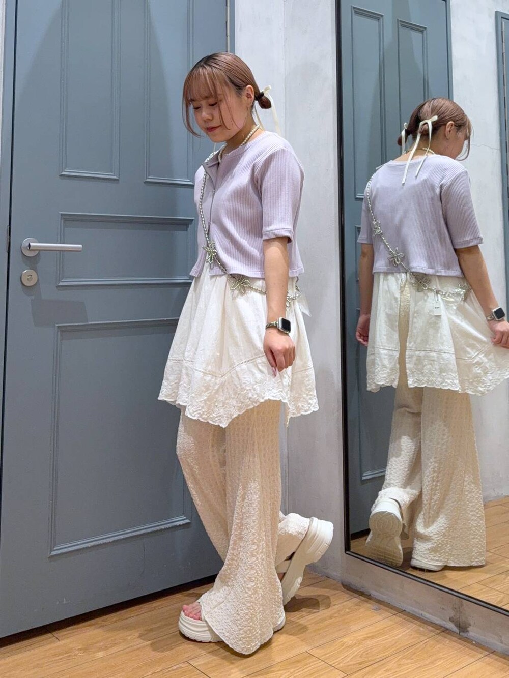 ホワイト系のサンダル、ホワイト系のワンピース、ホワイト系のその他パンツを着用したレディースの夏コーディネートの2枚目の写真