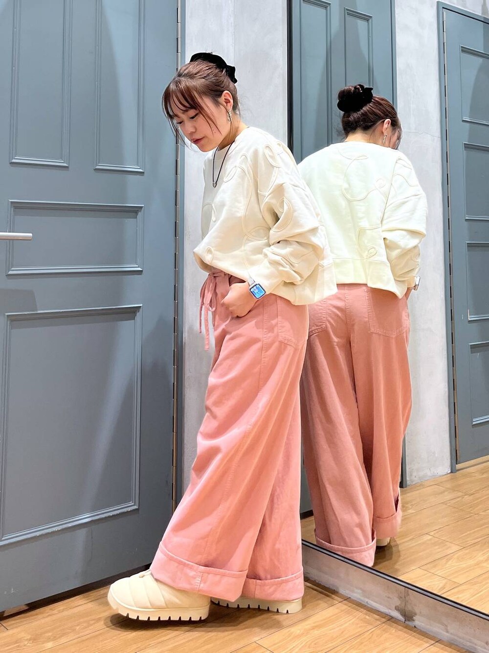 「LOWRYS FARM、ロングヘア、ヘアアレンジ、スタッフヘア、カジュアルコーデ、低身長、個性派、差し色コーデ、フェミニン、カジュアル」｜「LOWRYS FARMのコーデュロイワイドパンツ　252736（その他パンツ、ピンク系）」を使った、cotomiさん（レディース・153cm）の冬コーディネートの2枚目の写真