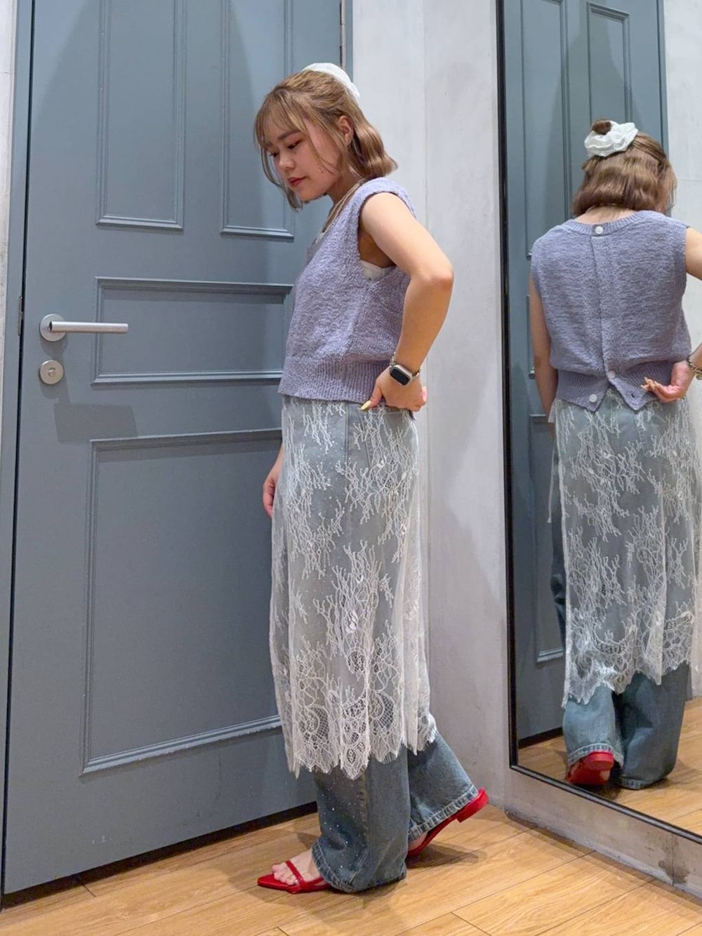 ブルー系のデニムパンツ、レッド系のサンダル、パープル系のニット/セーターを着用したレディースの夏コーディネートの2枚目の写真