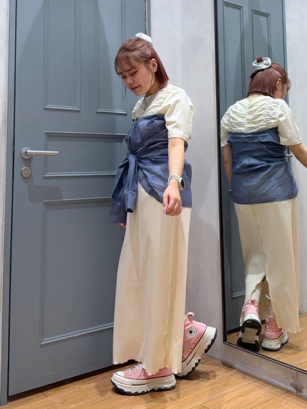 ブルー系のシャツ/ブラウス、ホワイト系のTシャツ/カットソー、ホワイト系のスカートを着用したレディースの夏コーディネートの2枚目の写真