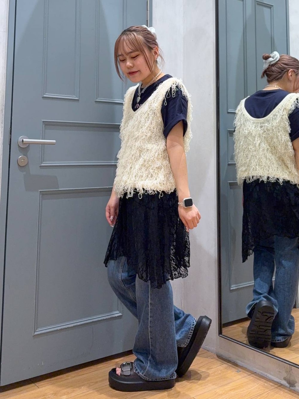 ブラウン系のサンダル、ブルー系のTシャツ/カットソー、ホワイト系のベストを着用したレディースの夏コーディネートの2枚目の写真
