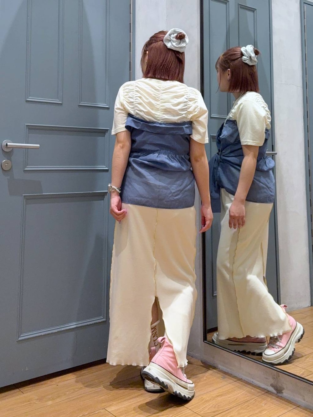 ブルー系のシャツ/ブラウス、ホワイト系のTシャツ/カットソー、ホワイト系のスカートを着用したレディースの夏コーディネートの3枚目の写真