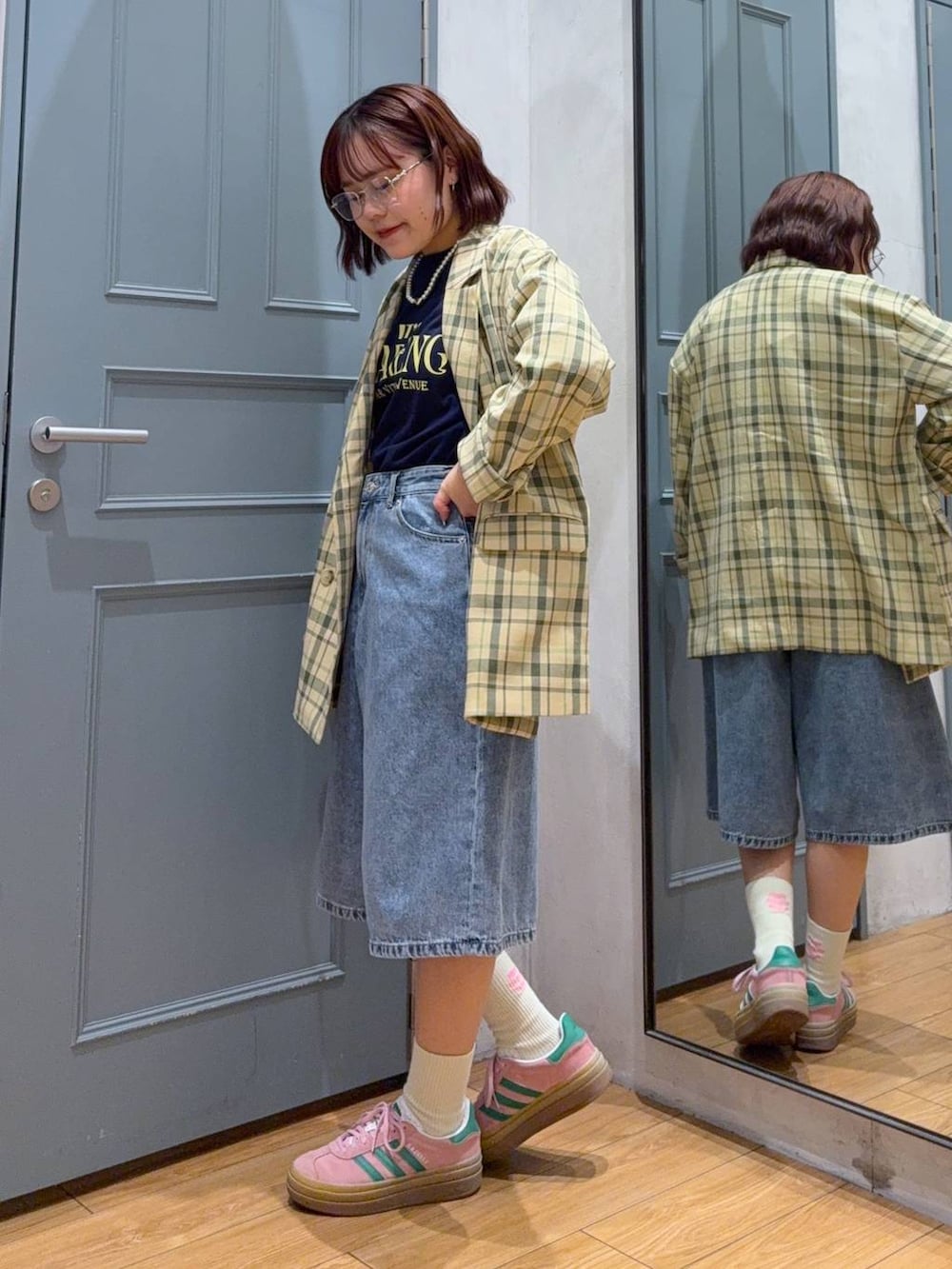 「個性派、ロングヘア、ヘアアレンジ、スタッフヘア、カジュアルコーデ、低身長、差し色コーデ、フェミニン、カジュアル、LOWRYS FARM」｜「LOWRYS FARMのロゴプリントＬＳ 240593（Tシャツ/カットソー、ブルー系）」を使った、cotomiさん（レディース・153cm）の春コーディネートの2枚目の写真