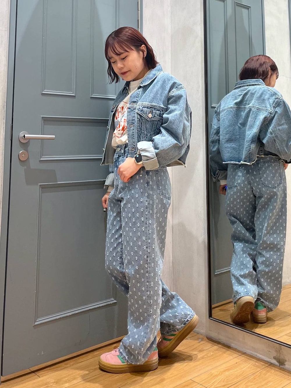 ブルー系のデニムジャケット、ブルー系のデニムパンツ、ホワイト系のTシャツ/カットソーを着用したレディースの冬コーディネートの2枚目の写真