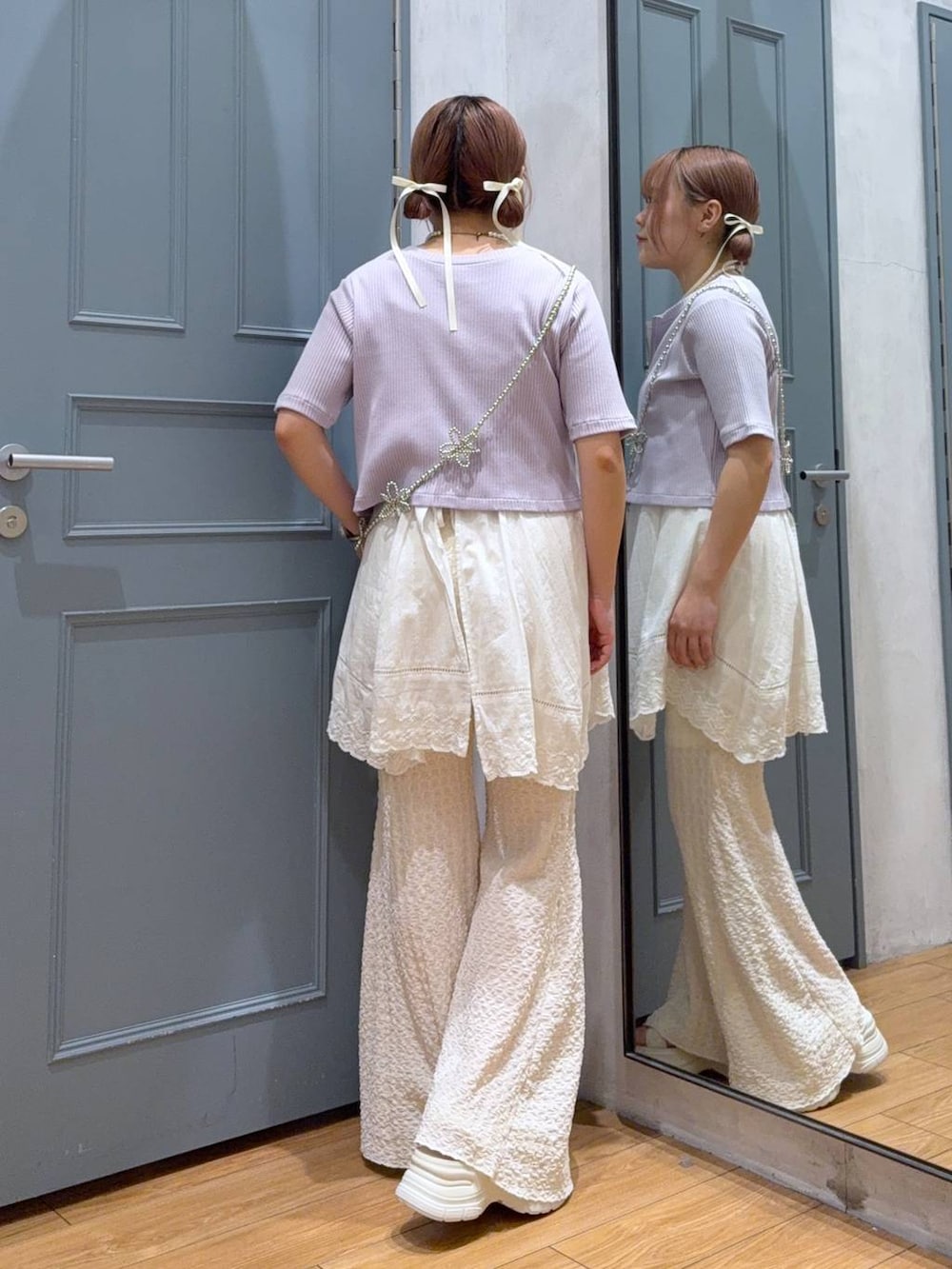 ホワイト系のサンダル、ホワイト系のワンピース、ホワイト系のその他パンツを着用したレディースの夏コーディネートの3枚目の写真