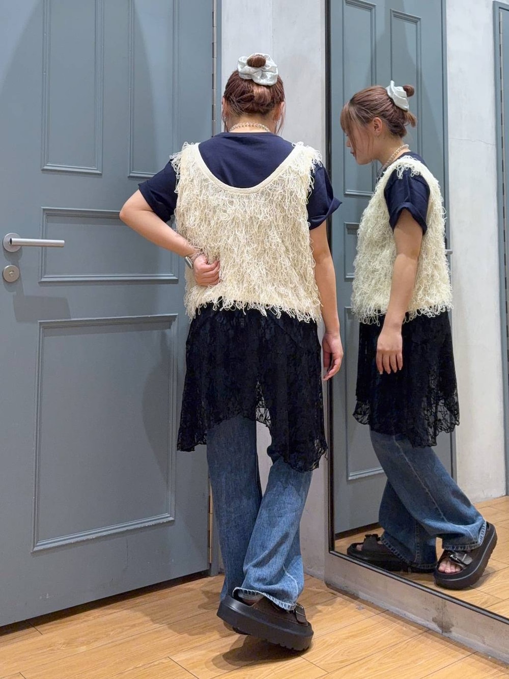 ブラウン系のサンダル、ブルー系のTシャツ/カットソー、ホワイト系のベストを着用したレディースの夏コーディネートの3枚目の写真