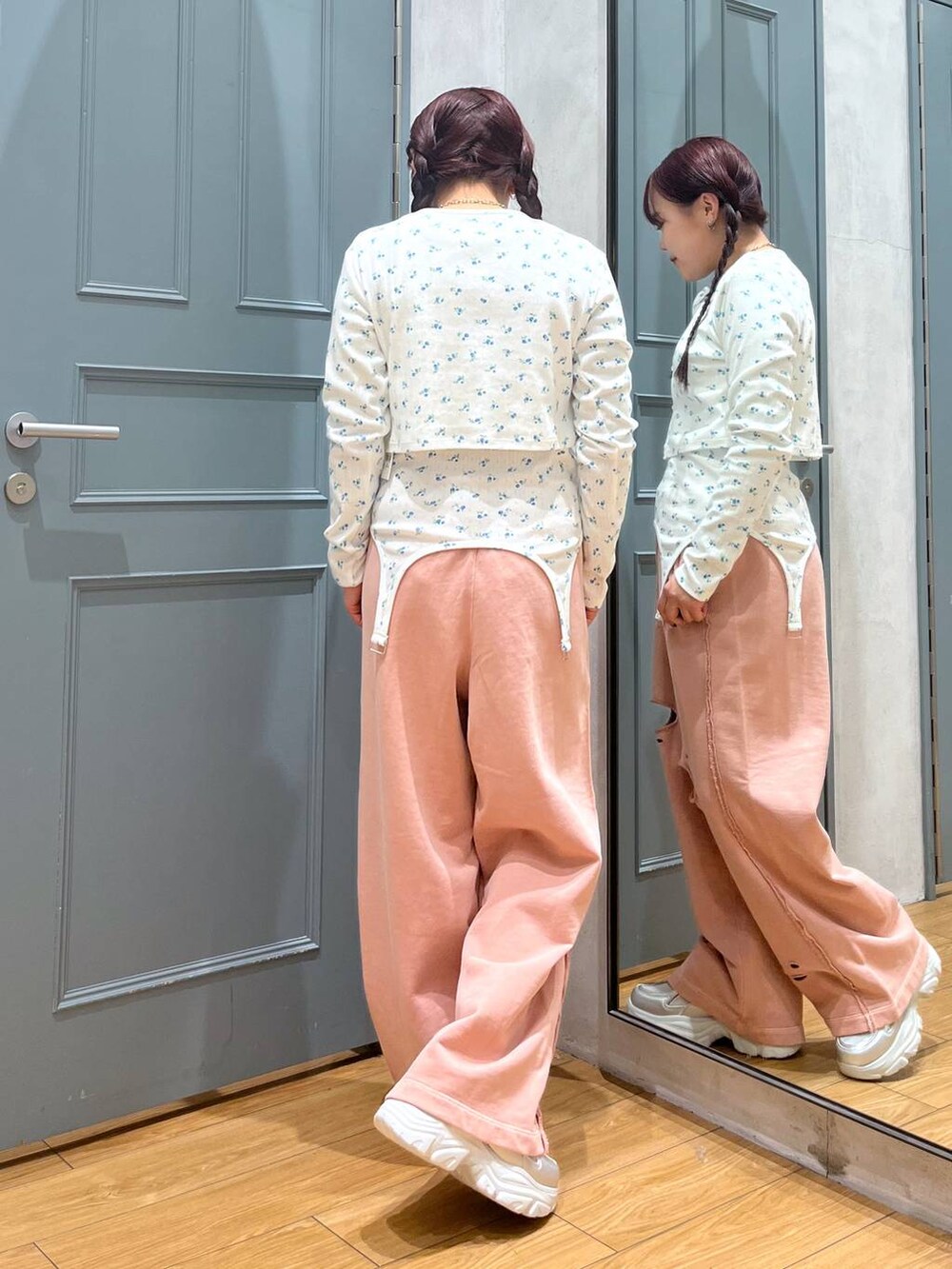 その他のTシャツ/カットソー、シルバー系のスニーカー、ピンク系のスウェットパンツを着用したレディースの冬コーディネートの3枚目の写真