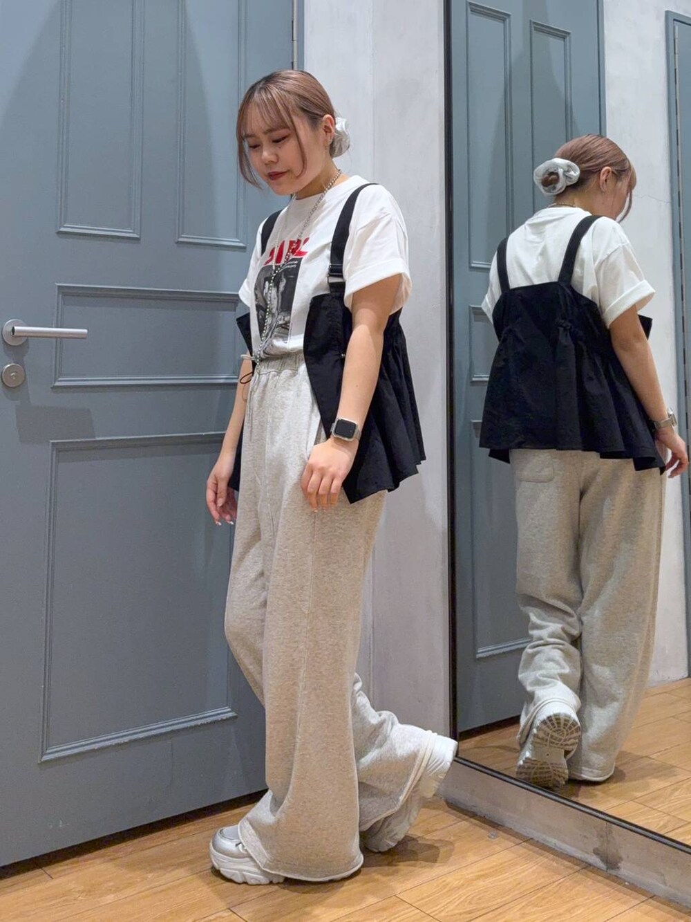 ブラック系のベスト、ホワイト系のTシャツ/カットソー、シルバー系のスニーカーを着用したレディースの夏コーディネートの2枚目の写真