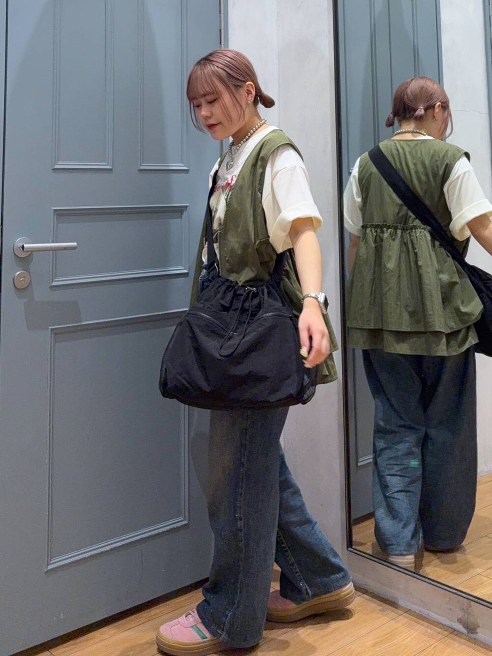 「低身長、個性派、差し色コーデ、フェミニン、カジュアル、LOWRYS FARM、ロングヘア、ヘアアレンジ、スタッフヘア、カジュアルコーデ」｜「LOWRYS FARMのビジューワイドストレートＰ 136104（デニムパンツ、ブルー系）」を使った、cotomiさん（レディース・153cm）の夏コーディネートの2枚目の写真