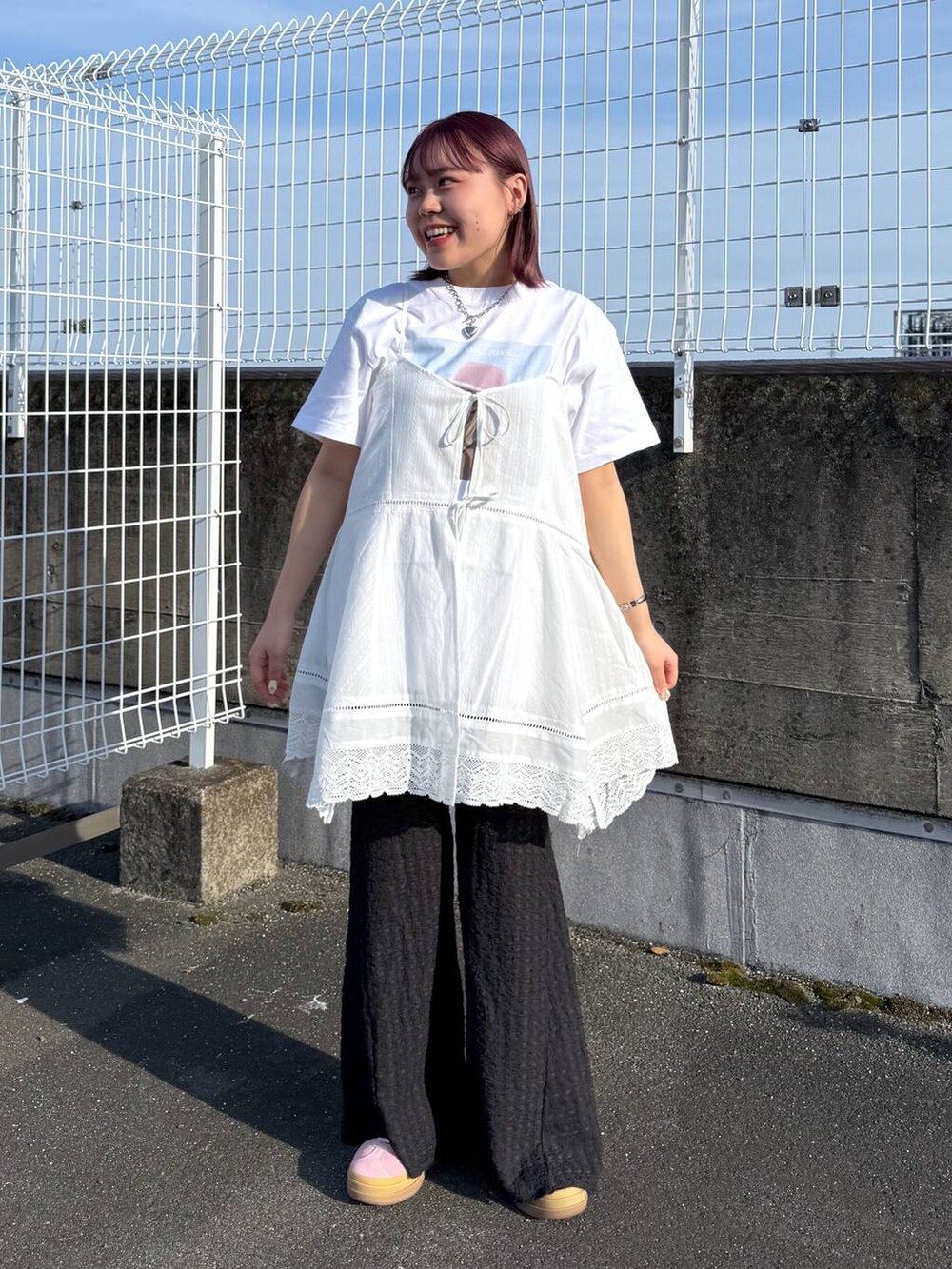 ホワイト系のTシャツ/カットソー、その他のその他パンツ、ホワイト系のワンピースを着用したレディースの春コーディネートの2枚目の写真