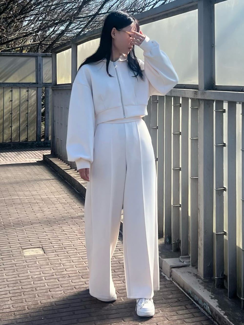 ホワイト系のその他パンツ、ホワイト系のパーカーを着用したレディースの冬コーディネートの4枚目の写真