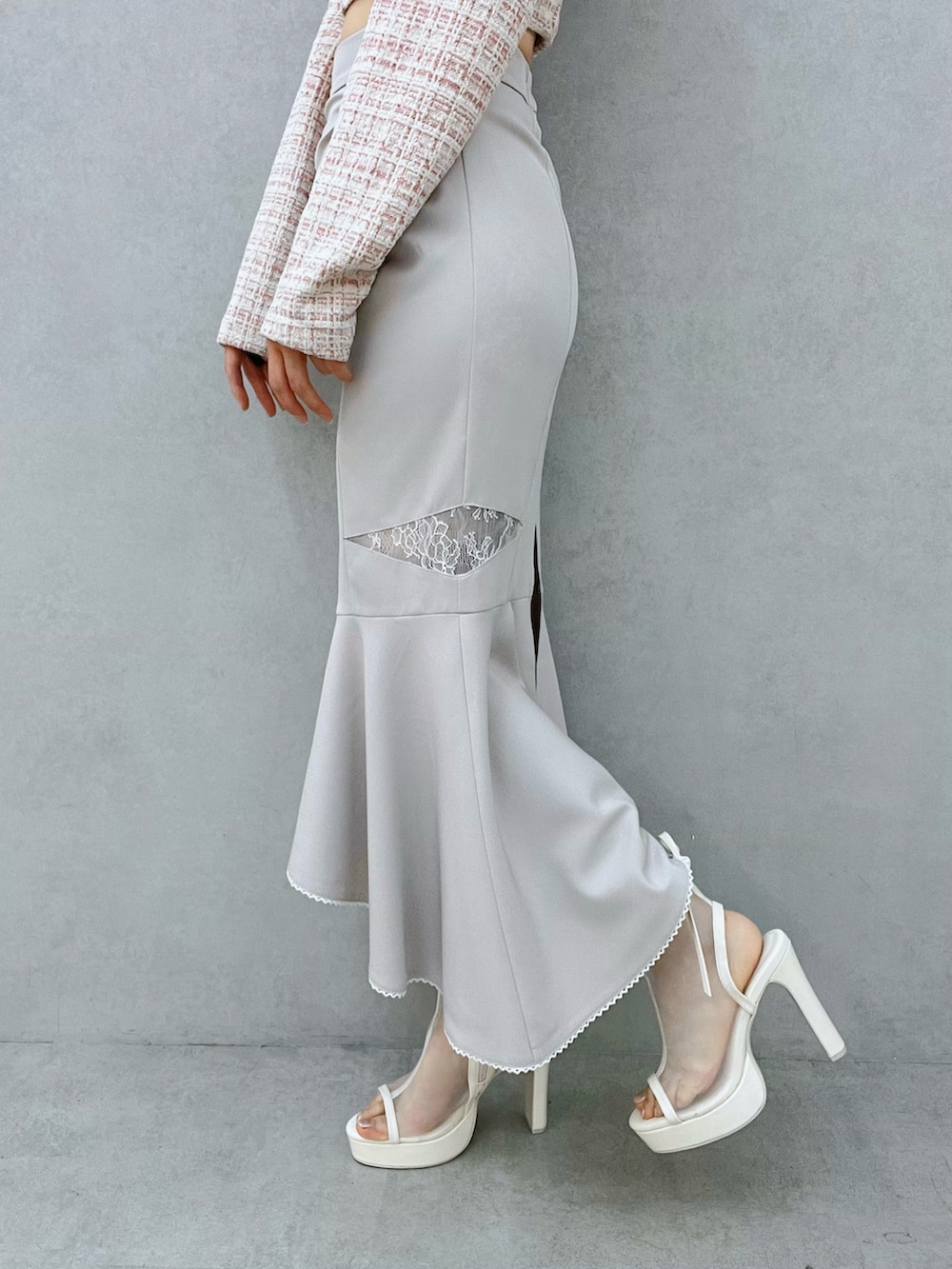 グレー系のスカート、ホワイト系のサンダル、ピンク系のシャツ/ブラウスを着用したレディースの春コーディネートの5枚目の写真