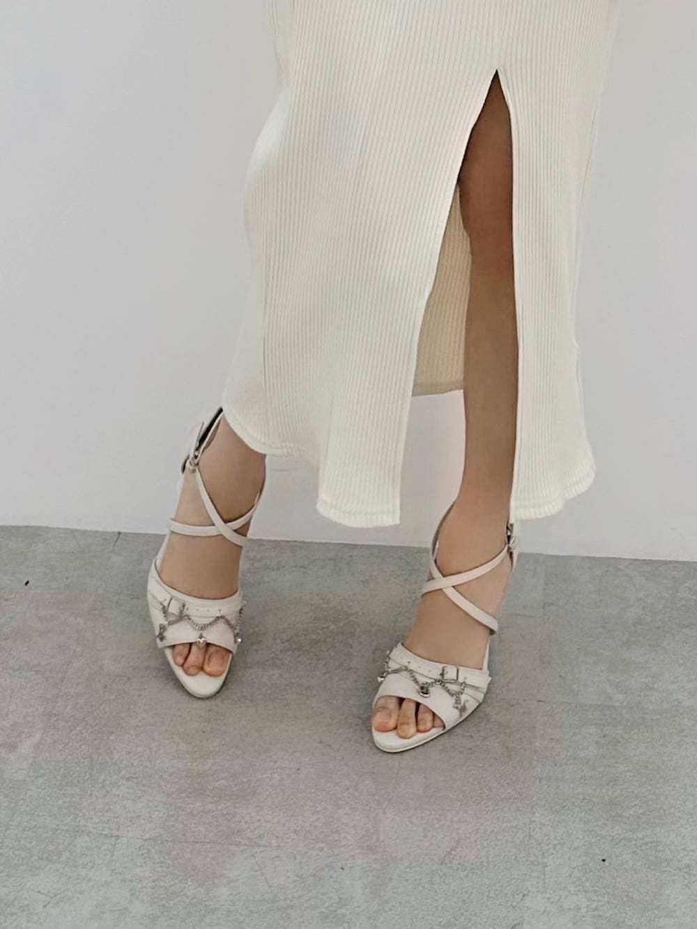 ホワイト系のワンピース、ホワイト系のサンダルを着用したレディースの夏コーディネートの6枚目の写真