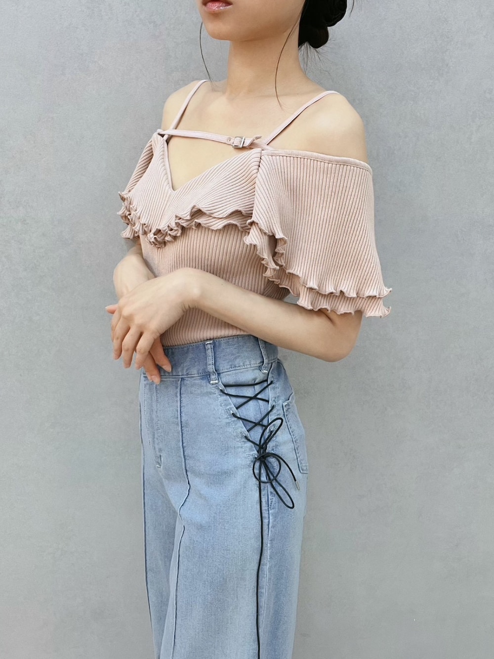 ブルー系のデニムパンツ、ピンク系のTシャツ/カットソー、ホワイト系のサンダルを着用したレディースの夏コーディネートの7枚目の写真