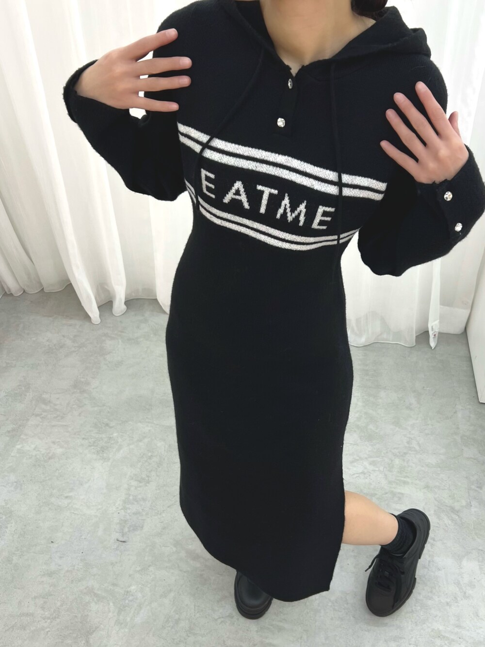 ブラック系のワンピース、ブラック系のワンピース、ブラック系のショルダーバッグを着用したレディースの冬コーディネートの5枚目の写真