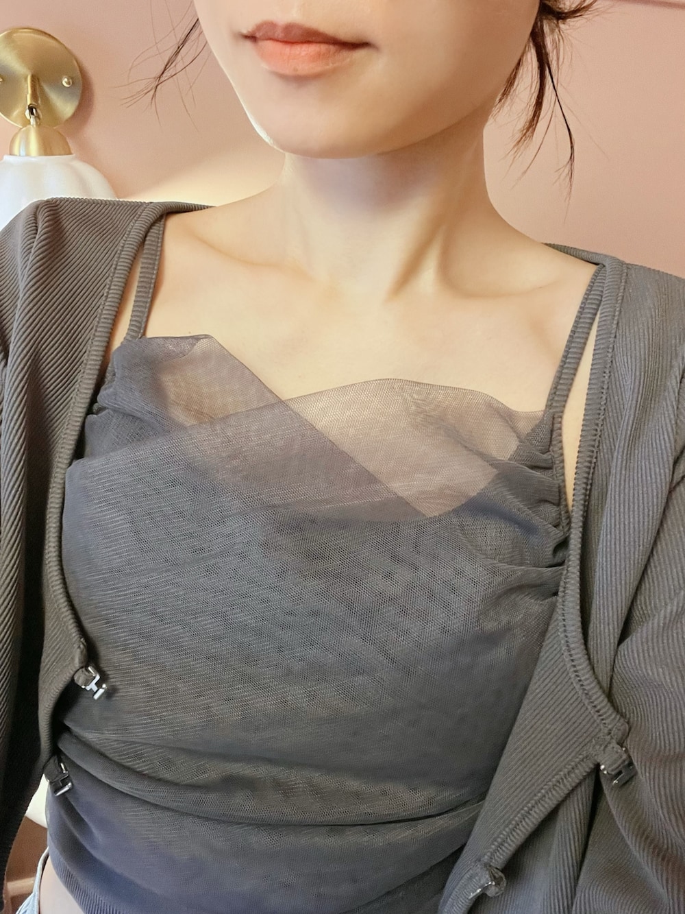 ブルー系のデニムパンツ、グレー系のTシャツ/カットソーを着用したレディースの春コーディネートの6枚目の写真