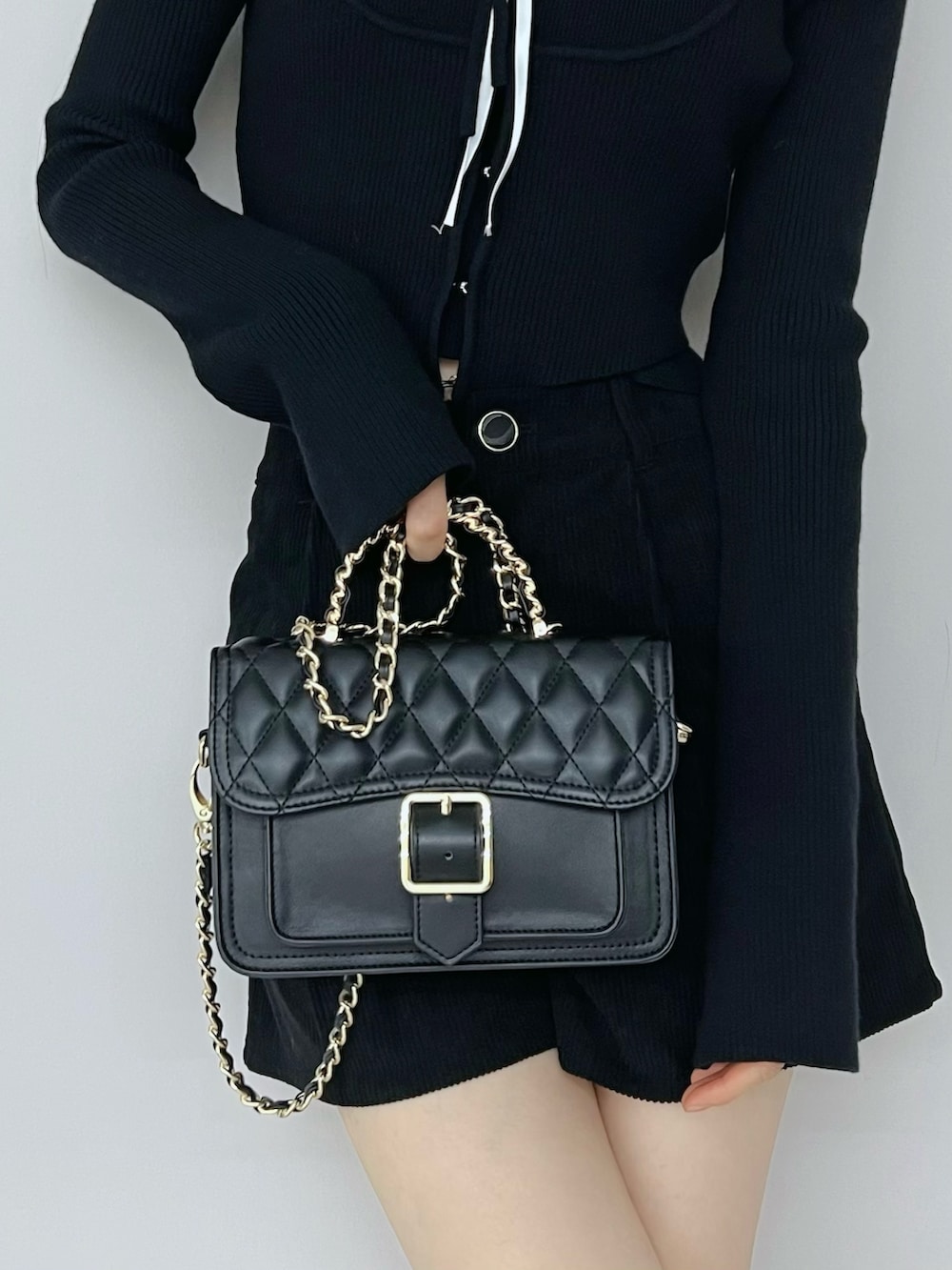 ブラック系のその他パンツ、ブラック系のニット/セーター、ブラック系のブーツを着用したレディースの秋コーディネートの6枚目の写真