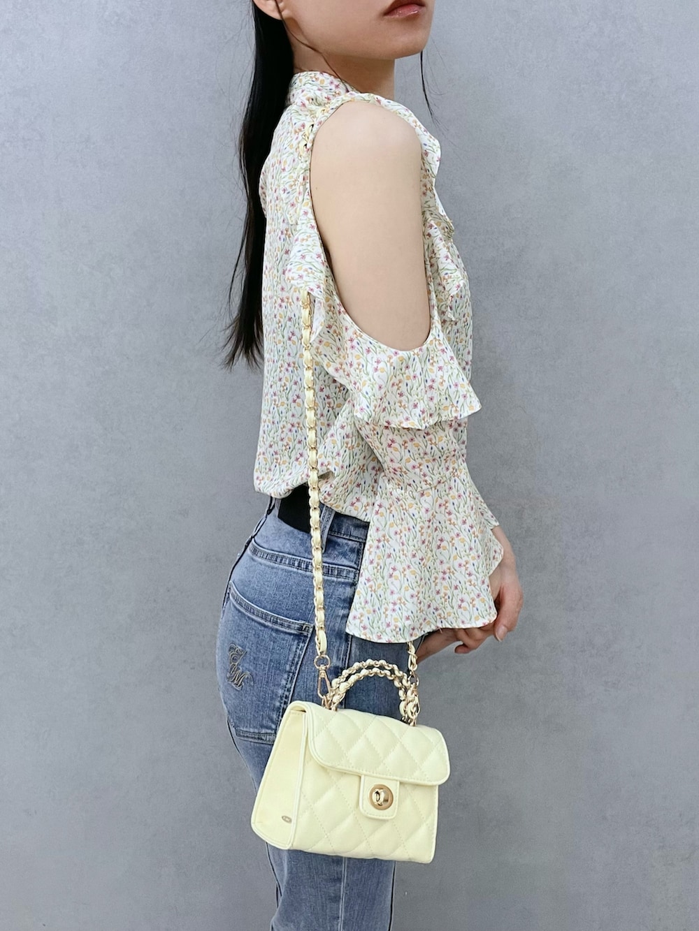 イエロー系のシャツ/ブラウス、ブルー系のデニムパンツ、ホワイト系のブーツを着用したレディースの春コーディネートの6枚目の写真