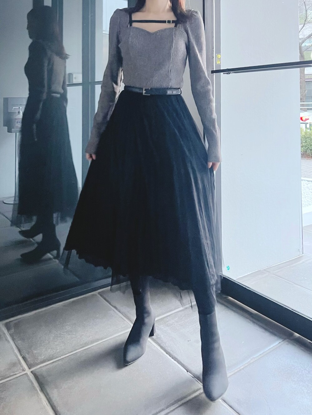 グレー系のTシャツ/カットソーを着用したレディースの冬コーディネートの6枚目の写真