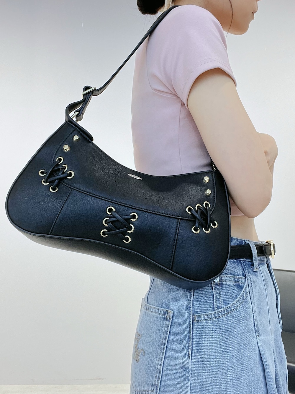 ブルー系のデニムスカート、ピンク系のTシャツ/カットソー、ブラウン系のショルダーバッグを着用したレディースの夏コーディネートの7枚目の写真