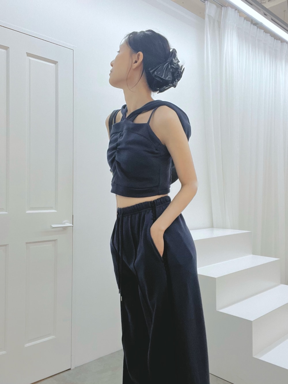 ブルー系のスウェットパンツ、ブルー系のキャミソール、ブラック系のショルダーバッグを着用したレディースの秋コーディネートの6枚目の写真