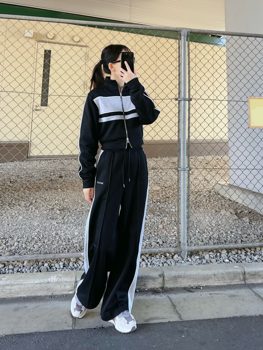 ブラック系のスウェットパンツ、ブラック系のスウェットを着用したレディースの冬コーディネートの3枚目の写真