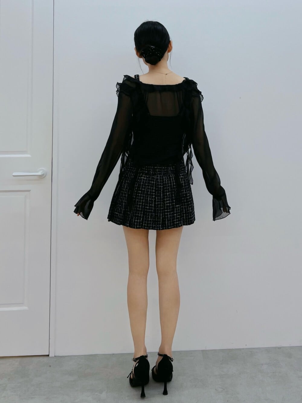 ブラック系のワンピース、ブラック系のサンダル、ブラック系のカーディガン/ボレロを着用したレディースの夏コーディネートの3枚目の写真