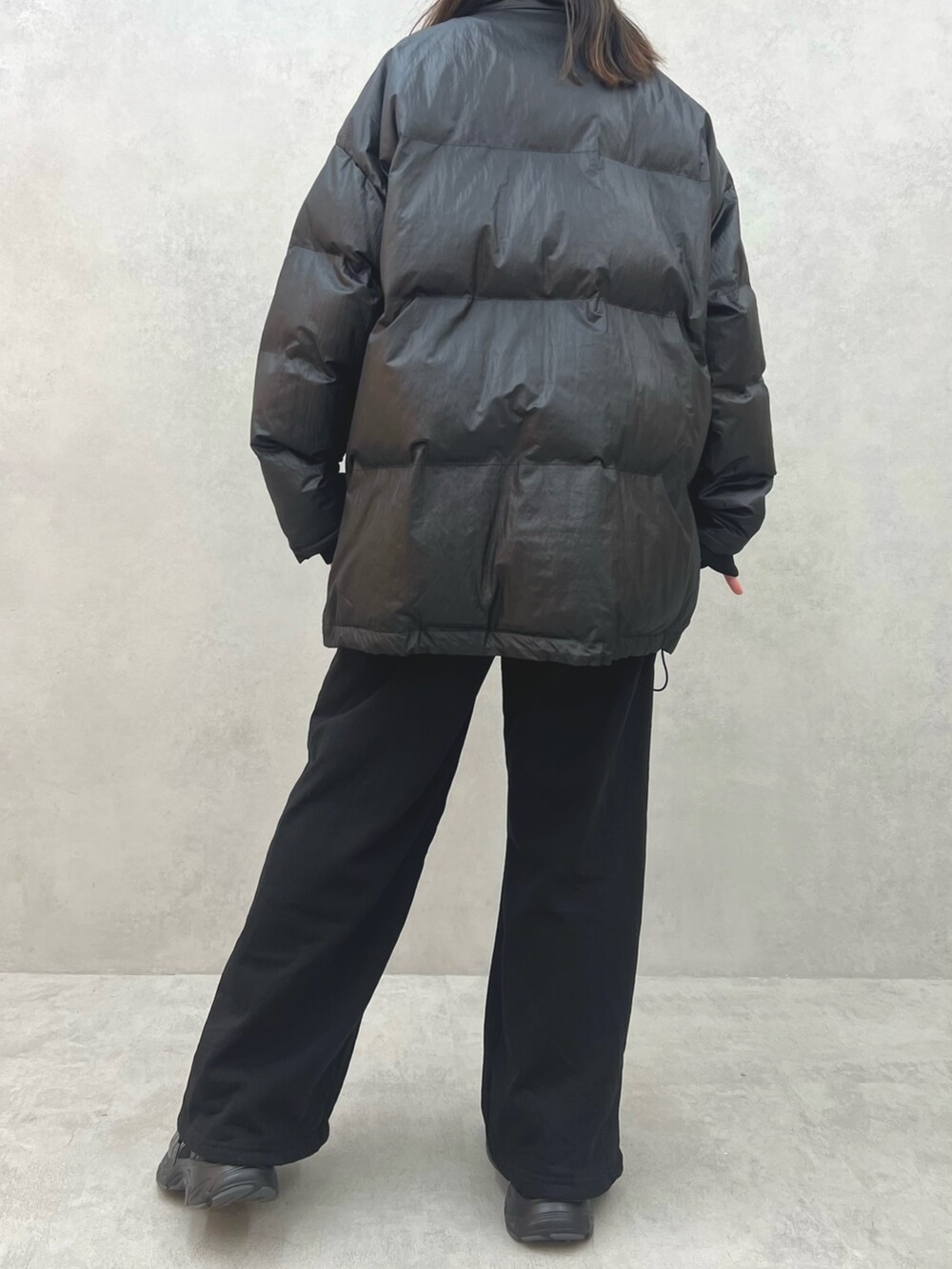 ブラック系のブルゾン、ブラック系のその他パンツ、ブラック系のTシャツ/カットソーを着用したレディースの冬コーディネートの6枚目の写真