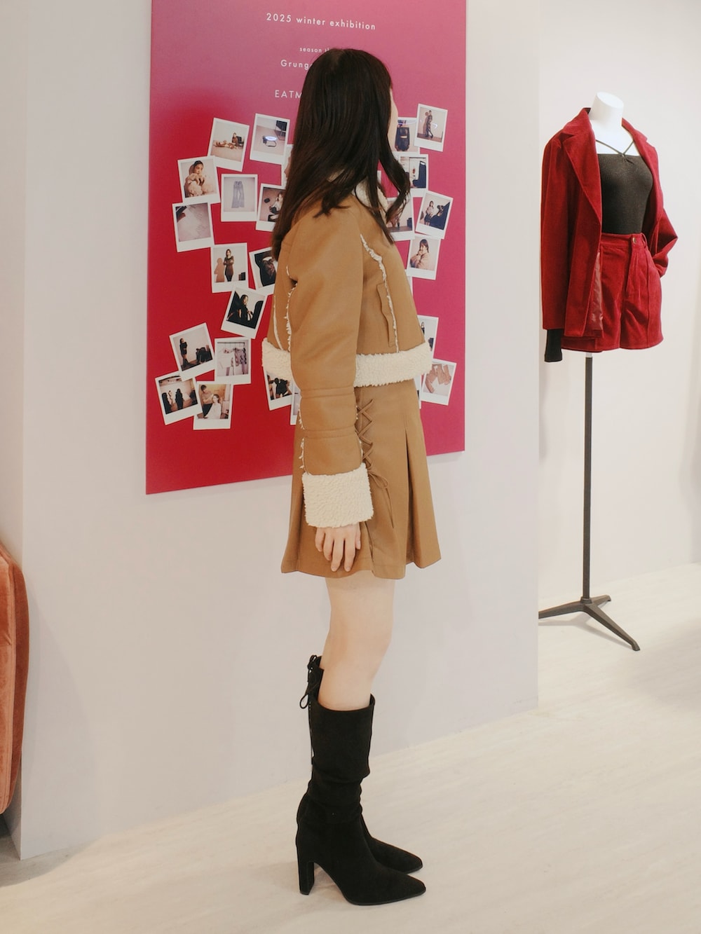 ブラウン系のスカート、ブラウン系のブルゾン、その他のブーツを着用したレディースの秋コーディネートの3枚目の写真